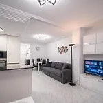 Calle Dinamarca 3 , Beautiful One Bedroom Appartment, Recently Renovated, 1 Min From Locos Daire *