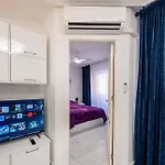Calle Dinamarca 3 , Beautiful One Bedroom Appartment, Recently Renovated, 1 Min From Locos *