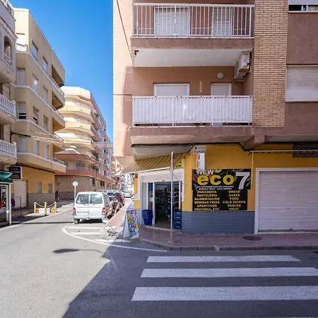Calle Dinamarca 3 , Beautiful One Bedroom Appartment, Recently Renovated, 1 Min From Locos * Торевьиа