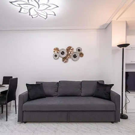 Апартаменты Calle Dinamarca 3 , Beautiful One Bedroom Appartment, Recently Renovated, 1 Min From Locos Торевьиа