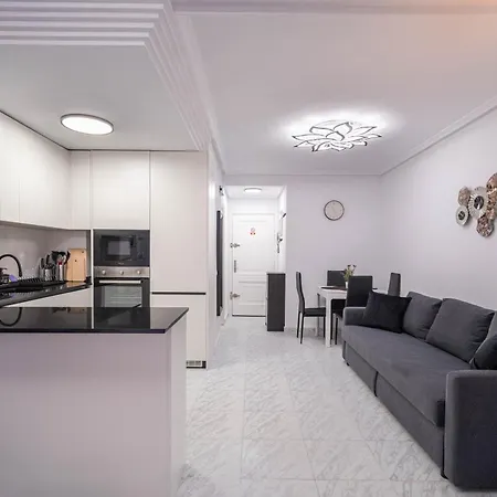 Calle Dinamarca 3 , Beautiful One Bedroom Appartment, Recently Renovated, 1 Min From Locos Daire *